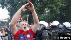 Бархӯрди мухлисони футбол дар Варшава