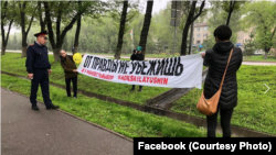 Активисттер жол жээгине «От правды не убежишь. У меня есть выбор» деген жазуусу бар баннерди илип коюшкан. 21-апрель, 2019-жыл. 