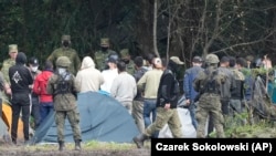 Беларус менен Польшанын чек арасына топтолгон мигранттар. 1-сентябрь,  2021-жыл. 