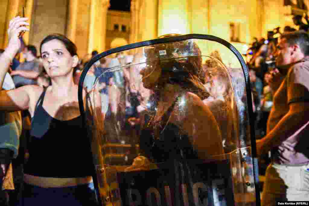 Полиция калканын тартып алган протестчылар.