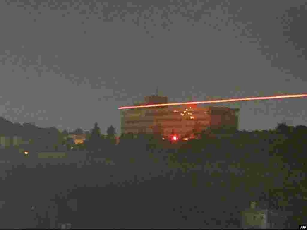 "Интерконтинентал" конок үйүнүн айланасында октор жаап жатты. (Topshots/AFP Photo/Massoud Hossaini) - 28-29-июнда Ооганстандын ордо шаарындагы "Интерконтинентал" (Intercontinental) конок үйүнө талипчи жанкечтилер жана аларды колдоого алган жоочулар чабуул коюшту. Кол салгандарды ооган коопсуздук күчтөрү жана эл аралык бейпилдик күчтөрү жок кылышты. 29.6.2011.