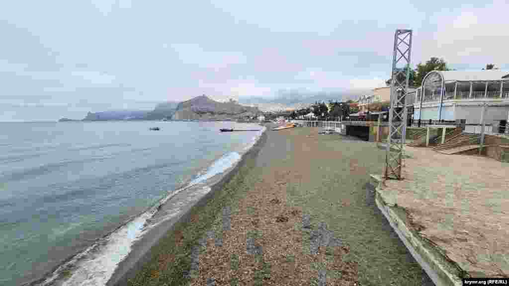 Үзәк пляж да сезон ачылган көнне буш