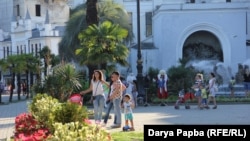 Потенциал для увеличения турпотока в Абхазию велик. В советские времена сюда приезжало раза в три больше отдыхающих, чем сейчас, причем однодневных экскурсантов среди них почти не было