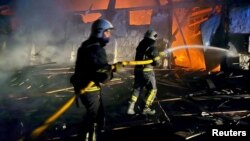 Ukrain ýangyn söndürijileri rus raketasynyň Uman şäherine ýetiren weýrançylykly netijeleri bilen göreşýärler.