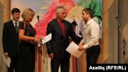 Мөхтәрият рәисе Әмир Гареев яшьләргә рәхмәт хатлары тапшыра