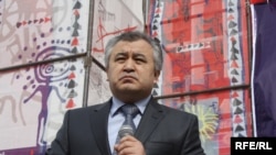 Өмүрбек Текебаев Элдик курултайда сөз сүйлөөдө, 17-март, 2010-жыл