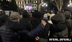 Протестующие смотрят на сцену, где показывают документальные кадры грузинского сопротивления. Здесь же прошло выступление Саломе Зурабишвили