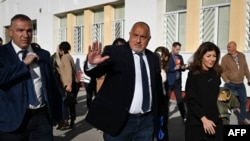 Болгариянын экс-премьер-министри, ГРЕБ партиясынын лидери Бойко Борисов шайлоо бекетине баратат, 27-октябрь, 2024-жыл  