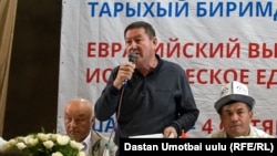 Фото сделано в Доме культуры в Араванском районе. Выступает Шамиль Артыков. 