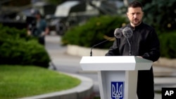 Ուկրաինայի նախագահ Վլադիմիր Զելենսկին ելույթ է ունենում Կիևում հանդիսավոր արարողության ժամանակ, 23-ը օգոստոսի, 2025թ. 