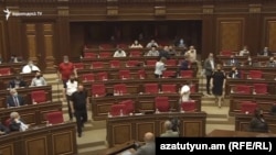 «Բարգավաճ Հայաստան» խմբակցությունը լքում է նիստերի դահլիճը, 17-ը հունիսի, 2020թ.