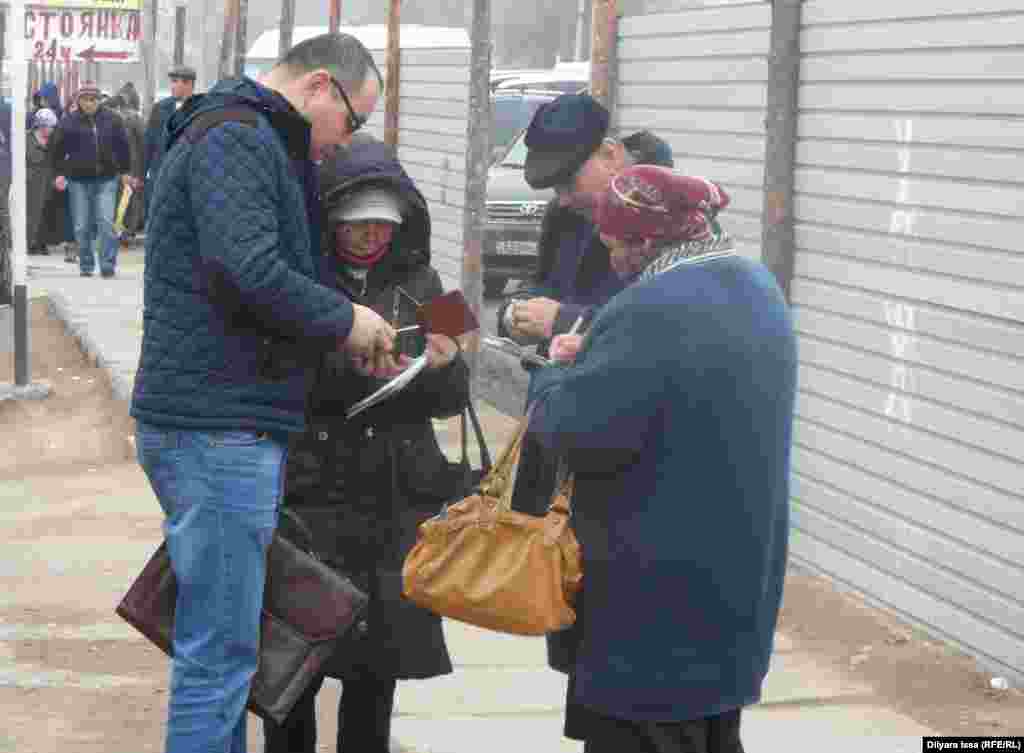 Для перехода границы люди заполняют таможенные декларации. Стоящие на границе женщины из числа местных жителей предлагают свои услуги по заполнению деклараций - 100 тенге за один документ. &nbsp;