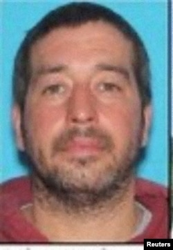 Роберт Кард. Полиция тараткан сүрөт