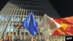 Талдоочулар Кыргызстандагы партиялар негизинен үч топтун – социалист-демократтардын, либералдардын жана улутчулдардын айланасына чогулуп жатышканын белгилөөдө. 