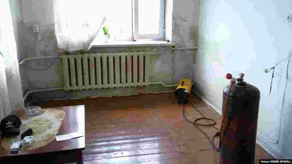 Некоторые жители, у кого позволяет возможность, стараются просушить комнаты в доме с помощью газовой &quot;пушки&quot;. Хотя это и небезопасно. Но иначе дом будет просушиваться от сырости еще несколько лет, говорят сельчане.&nbsp;