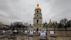 Ğayıp olğan, apiske alınğan ya da Rusiyeniñ Ukrayinağa qarşı cenki sebebinden apiske oğrağan jurnalist, yazıcı, medeniyet erbapları ve aq qorçalayıcılarğa qoltutmaq maqsadınen er yıl keçirilgen “Boş kürsüler” aq qorçalayıcı aktsiyası 2025 senesi noyabrniñ 15-nde olıp keçti. Tedbirni Ukrayina PENi ve Vatandaş serbestlikleri merkezi teşkil ettiler