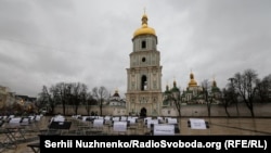 Акція «Порожні стільці» у Києві – нагадування про ув’язнених через війну українців 