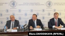 На фото (слева направо): Геннадий Гагулия, Даур Кове и Адгур Ардзинба