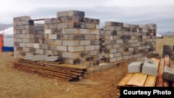 Строящийся дом в Баян-Улгийском округе, пострадавшем от наводнения. Фото пользователя Сайран Кабер.  