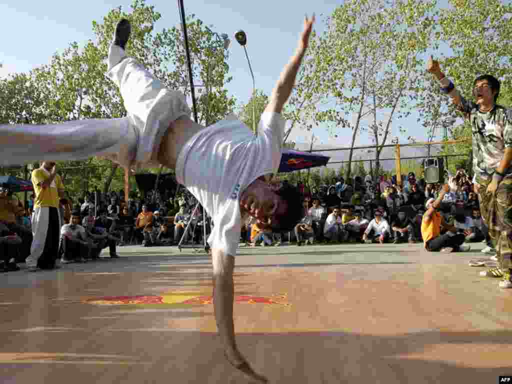 Тегеран. Любители брейк-данса на улицах иранской столицы