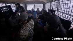 Полиция унаасындагы борборазиялык мигранттар. Ноябрь, 2020-жыл. Иллюстрациялык сүрөт.