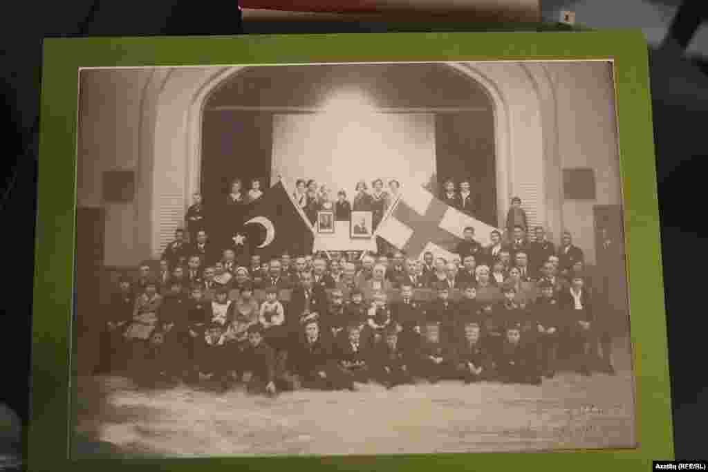 Муса Бигиев Финляндиядә Төркия республикасының 10 еллыгын бәйрәм итү чараларында. Фотога төшкәндә Бигиев, гаиләсен куркыныч астына куймас өчен, уртадан&nbsp;кырыйга күчеп утыра. Ул вакытта ук инде гаиләсенең халык дошманы дип&nbsp;игълан итеп, Петербурдан куылганын ул әле белми. Финляндия &ndash; Бигиевның Мисырда&nbsp;тәмамланачак озын юлының башы. Күренекле галим Каһирәдә һават була һәм шунда җирләнә