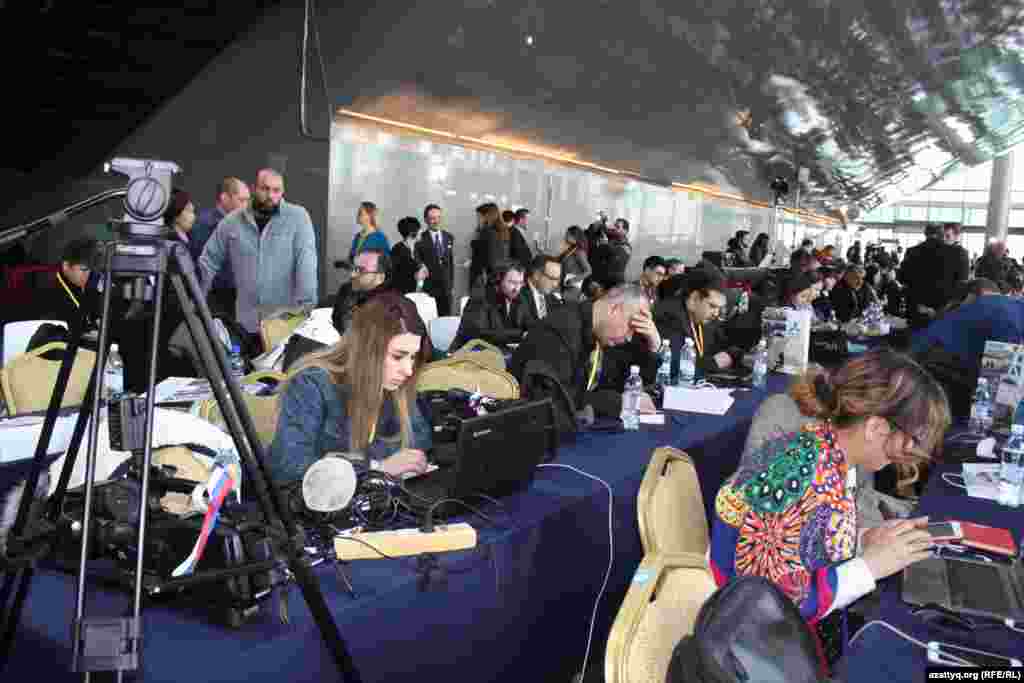 Переговоры проходят в присутствии спецпосланника ООН по Сирии Стаффана де Мистуры.