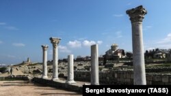 Байыркы базилика (алды жагындагы) урандылары жана «Херсонес
Таврический» коругундагы Ыйык Владимир собору (арткысы). Севастополь,
2017-жыл. 