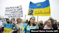 Акція біля посольства Росії у США проти російської агресії щодо України. Вашингтон, 2 березня 2014 року