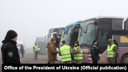 Ուկրաինացիները և ռուս անջատականները գերիներ են փոխանակում, Հորլիվկա, Դոնեցկի շրջան, 29 դեկտեմբերի, 2019թ. 