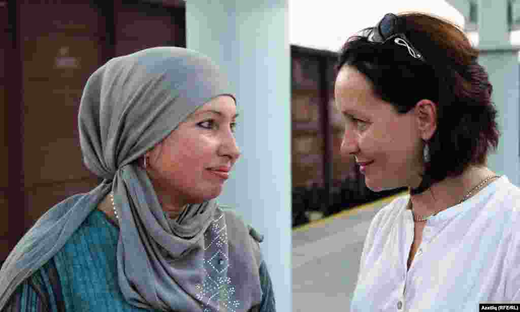 Фәлестингә китүче хатын-кыз табибы Лилия Газизова (у) һәм аны озатучы Гөлнара Вафина