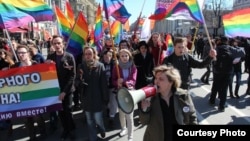 Наталья Цымбалова «гомосексуалдарды қолдаушы гетеросексуалдар альянсы» шеруін бастап келеді.   