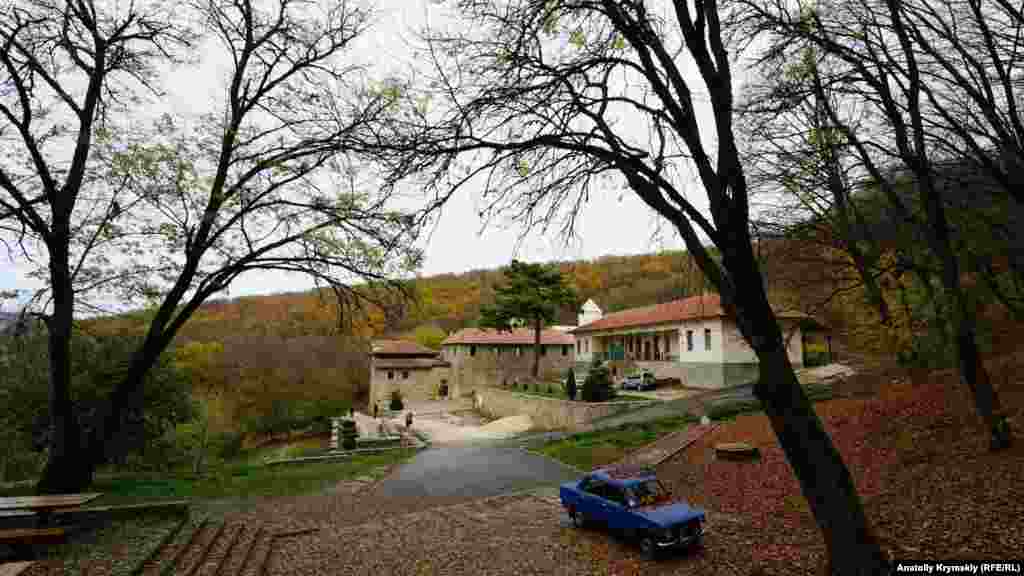 Як стверджують дослідники, історія Сурб-Хача почалася з 1358 року. За легендою, раніше тут був хачкар &ndash; кам&#39;яний хрест, який чернець Ованес привіз до Криму з міста Ані &ndash; тодішньої столиці Вірменії