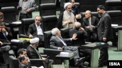 Иран парламенти талаштуу Ядролук келишим үчүн добуш берген күнү. 11-октябрь 2015.