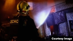 Рятувальники гасять пожежу після одного з попередніх російських ударів по Харкову, архівне фото