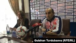 Усмон Тошев, сармураббии тими мунтахаби Тоҷикистон дар нишасти хабарӣ дар Бишкек. 18-уми ноябри соли 2019