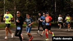 Алматыдагы жарым марафондун катышуучулары. 20-апрель, 2025-жыл. 