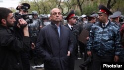 Армения - Начальник Полиции Еревана Нерсес Назарян (в центре) руководит полицейскими силами во время столкновения с оппозицией на проспекте Баграмяна, Ереван, 9 апреля 2013 г. 