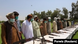 Талибы сдают оружие в рамках программы реинтеграции афганского правительства, Афганистан, 25 июня 2020 года