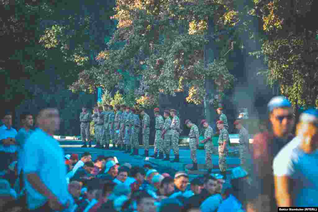 Намаз окугандардын коопсуздугун милиция кызматкерлери көзөмөлдөп турду.&nbsp;