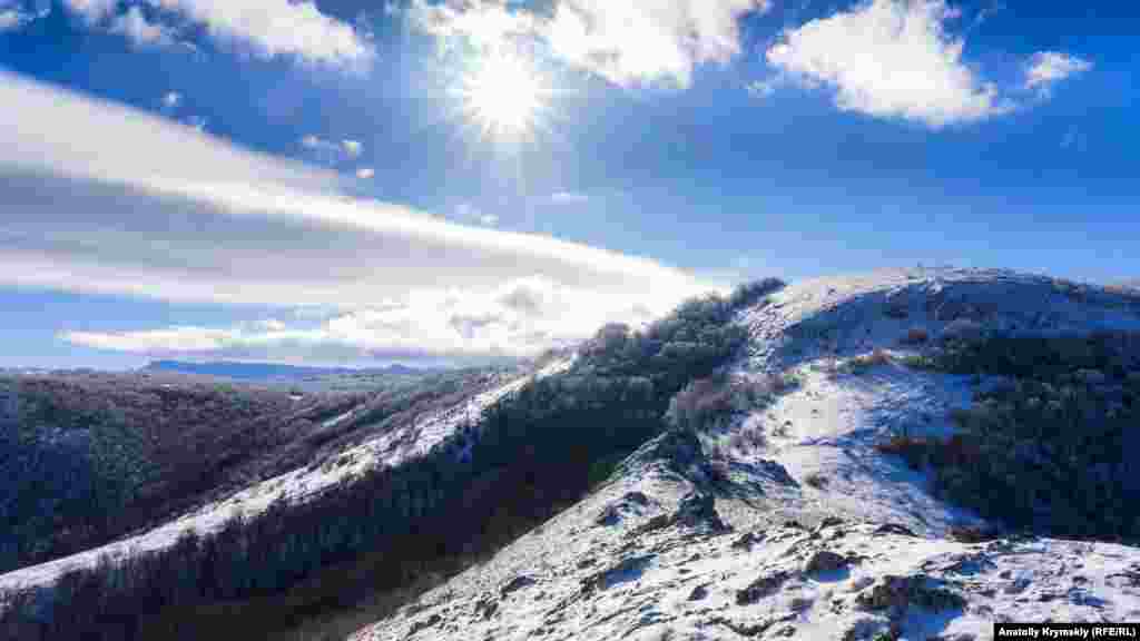 Товщина снігового покриву на північних відрогах Чатир-Дага не перевищує 3-4 сантиметрів. Сніг лише прикрив схили і рослинність. І все ж таки на сірому тлі долин засніжені відроги величного Чатир-Дага виглядають казково