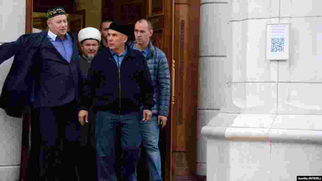 Кол Шәрифтә үткән гает намазынна Татарстан президенты Рөстәм Миңнеханов чыгып килә