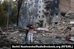 Біля зруйнованого російським ракетним ударом будинку. Київ, 17 червня 2025 року