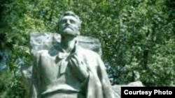 Հովհաննես Թումանյանի արձանը Դսեղում։