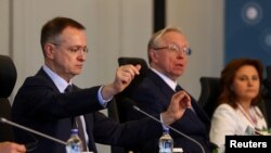 Члени російської делегації на чолі з радником президента Володимиром Мединським у день другого раунду мирних переговорів між Росією та Україною у Стамбулі, 2 червня 2025 року