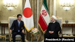 حسن روحانی رئیس جمهور ایران (راست) حین ملاقات با شینزو آبه صدراعظم جاپان در تهران. June 12, 2019