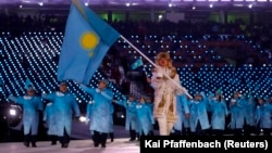 Пхенчхан олимпиадасының ашылу салтанатында Қазақстан туын шорт-трекші Абзал Ажғалиев ұстап шықты. 9 ақпан 2018 жыл. 