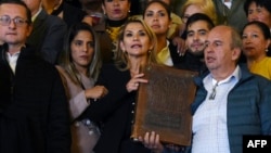 Причиною такого рішення стали заяви міністра закордонних справ Куби на адресу виконувачки обов’язків президента Болівії Жанін Аньєз (на фото в центрі)