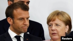Президент Франції Емманюель Макрон л) (і канцлер Німеччини Анґела Меркель, архівне фото