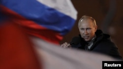 В.Путин Манеж аянтында тарапкерлерине ыраазычылык билдирип, көзүнө жаш алды.  Москва,  4-март 2012-жыл.